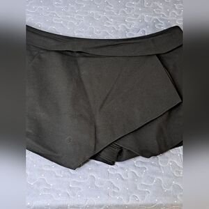 Alythea black skort size large